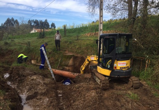 A brigada de obras actúa na canalización de saneamento en Fontenla que afecta o bombeo de Cela